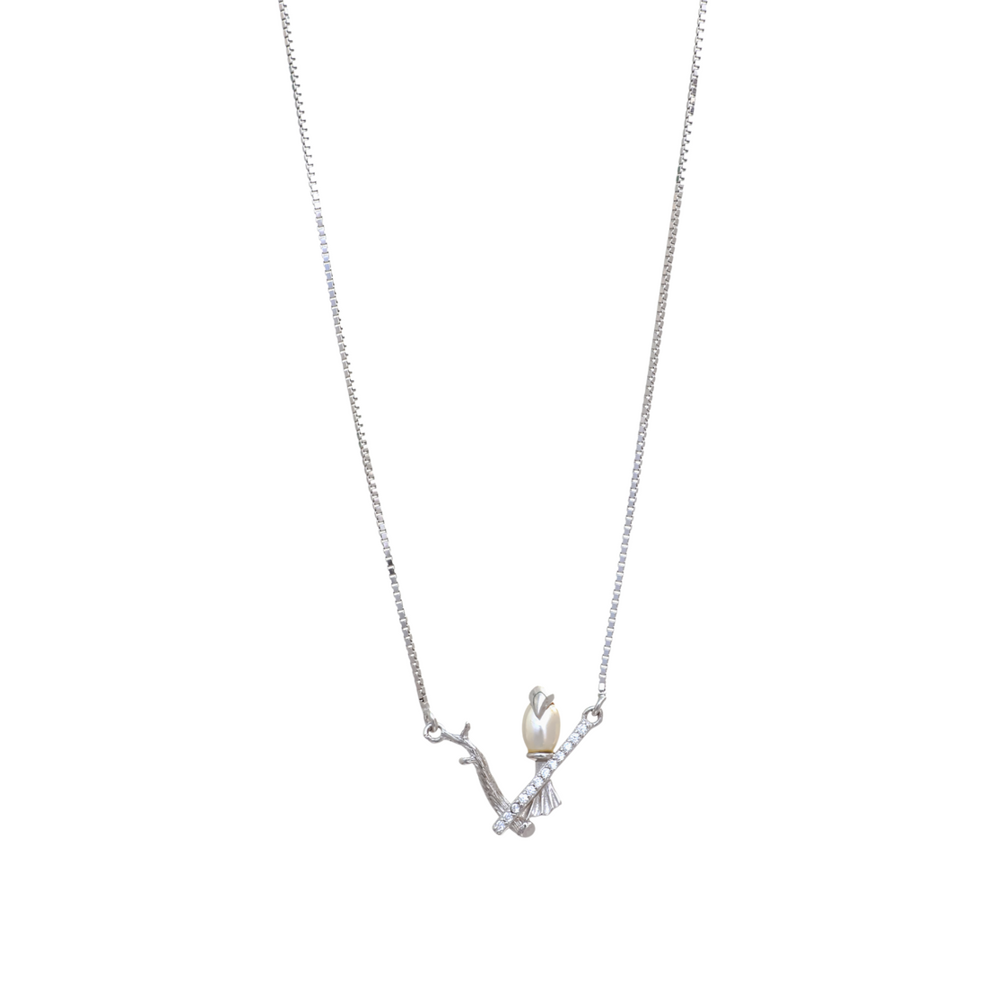 Silver chain necklace featuring an integrated branch pendant with a bird whose body is formed by a pear-shaped pearl.